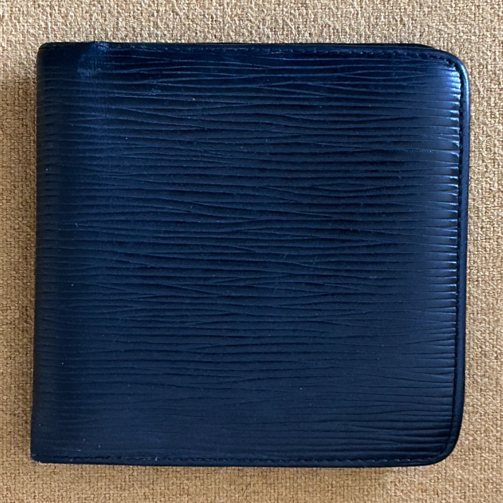 Louis Vuitton Epi Men’s Bi-Fold Wallet - Picture 2 of 13